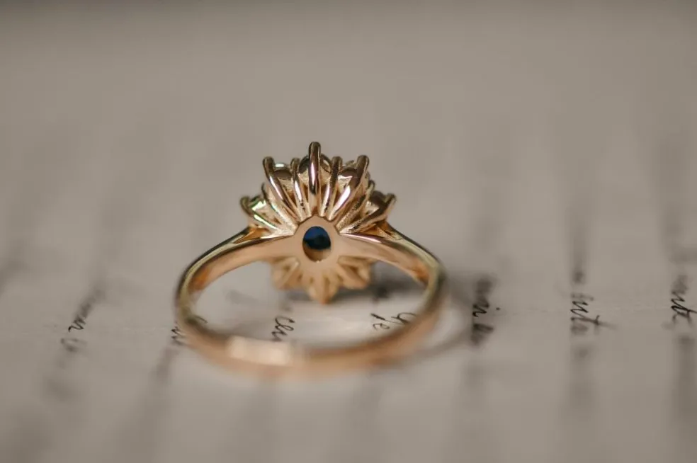 Bague vintage en or jaune et saphir bleu