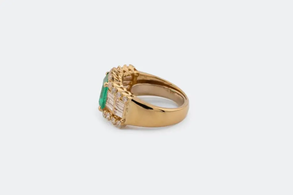 Bague vintage en or jaune avec émeraude et diamants