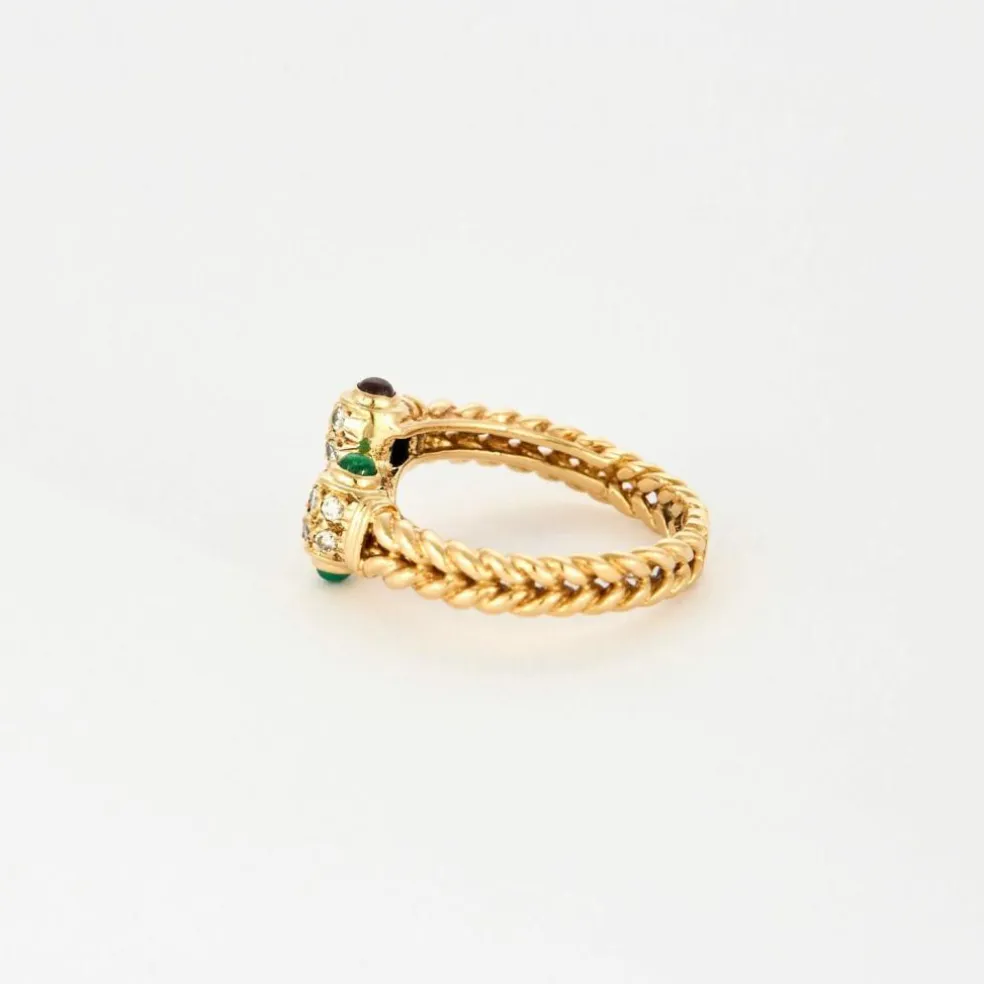 Bague vintage en or jaune, diamants, rubis et émeraudes.