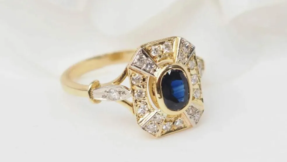 Bague vintage en or jaune, saphir et diamants ovale