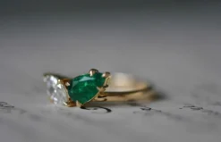 Bague vintage en or jaune avec émeraude et diamants Colombiam