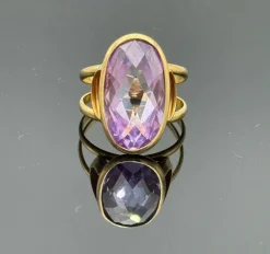 Bague vintage en or jaune 18 sertie d'une belle améthyste ovale