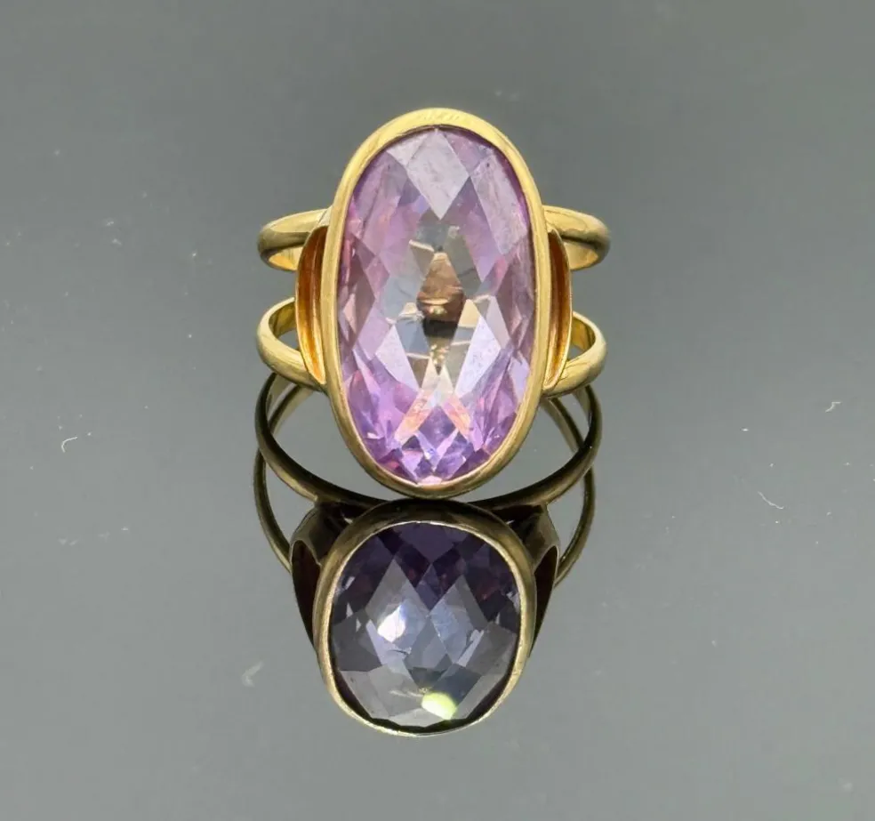 Bague vintage en or jaune 18 sertie d'une belle améthyste ovale