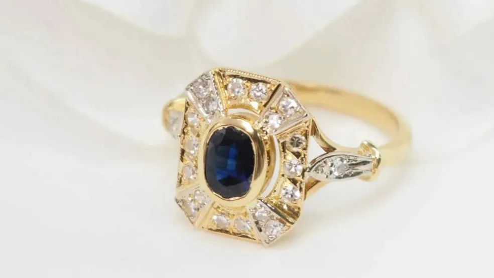 Bague vintage en or jaune, saphir et diamants ovale