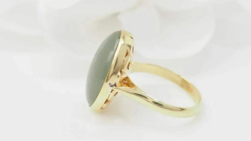 Bague vintage en or jaune et cabochon de Jade