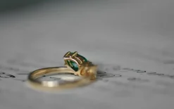 Bague vintage en or jaune avec émeraude et diamants Colombiam