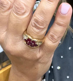 Bague vintage en or jaune , rubis et diamants