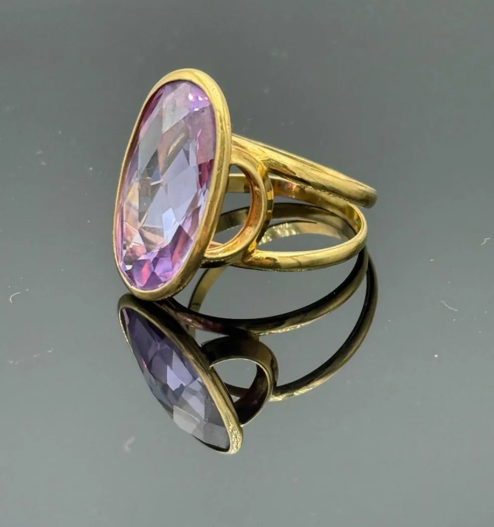 Bague vintage en or jaune 18 sertie d'une belle améthyste ovale