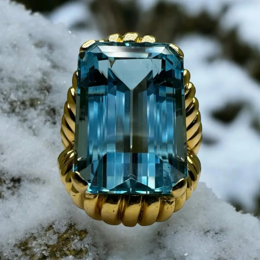 Bague vintage en or jaune montée d’une Aigue-Marine Santa Maria de 17carats.