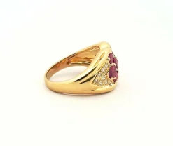 Bague vintage en or jaune , rubis et diamants
