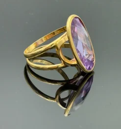 Bague vintage en or jaune 18 sertie d'une belle améthyste ovale