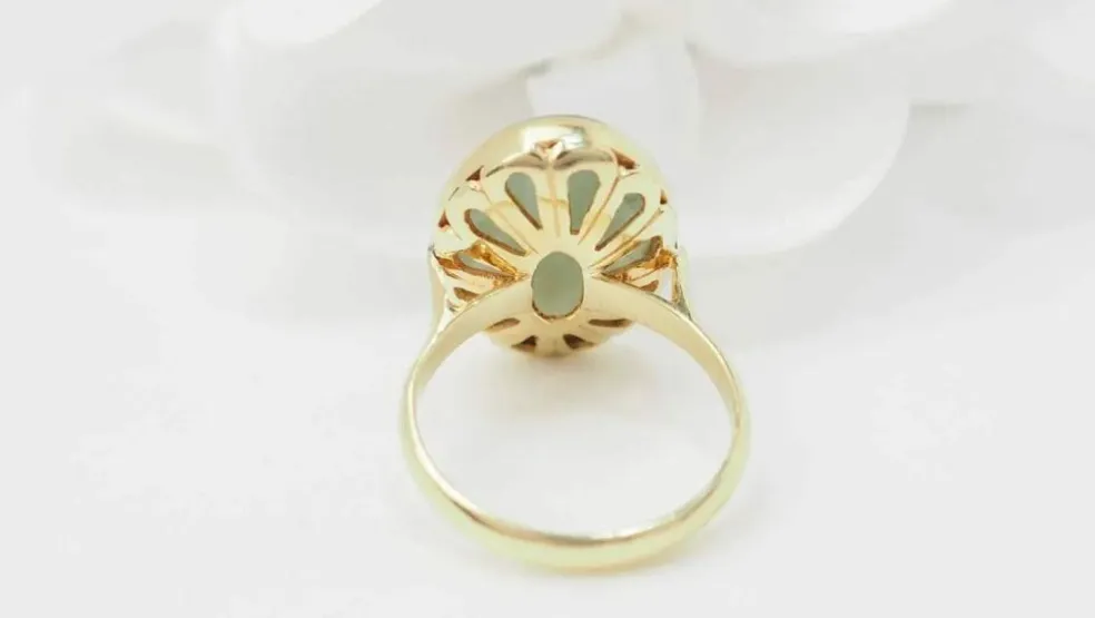Bague vintage en or jaune et cabochon de Jade