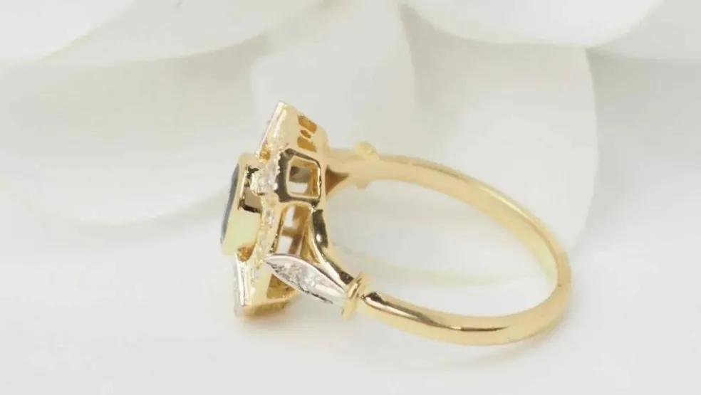 Bague vintage en or jaune, saphir et diamants ovale
