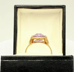 Bague vintage en or jaune 18 sertie d'une belle améthyste ovale