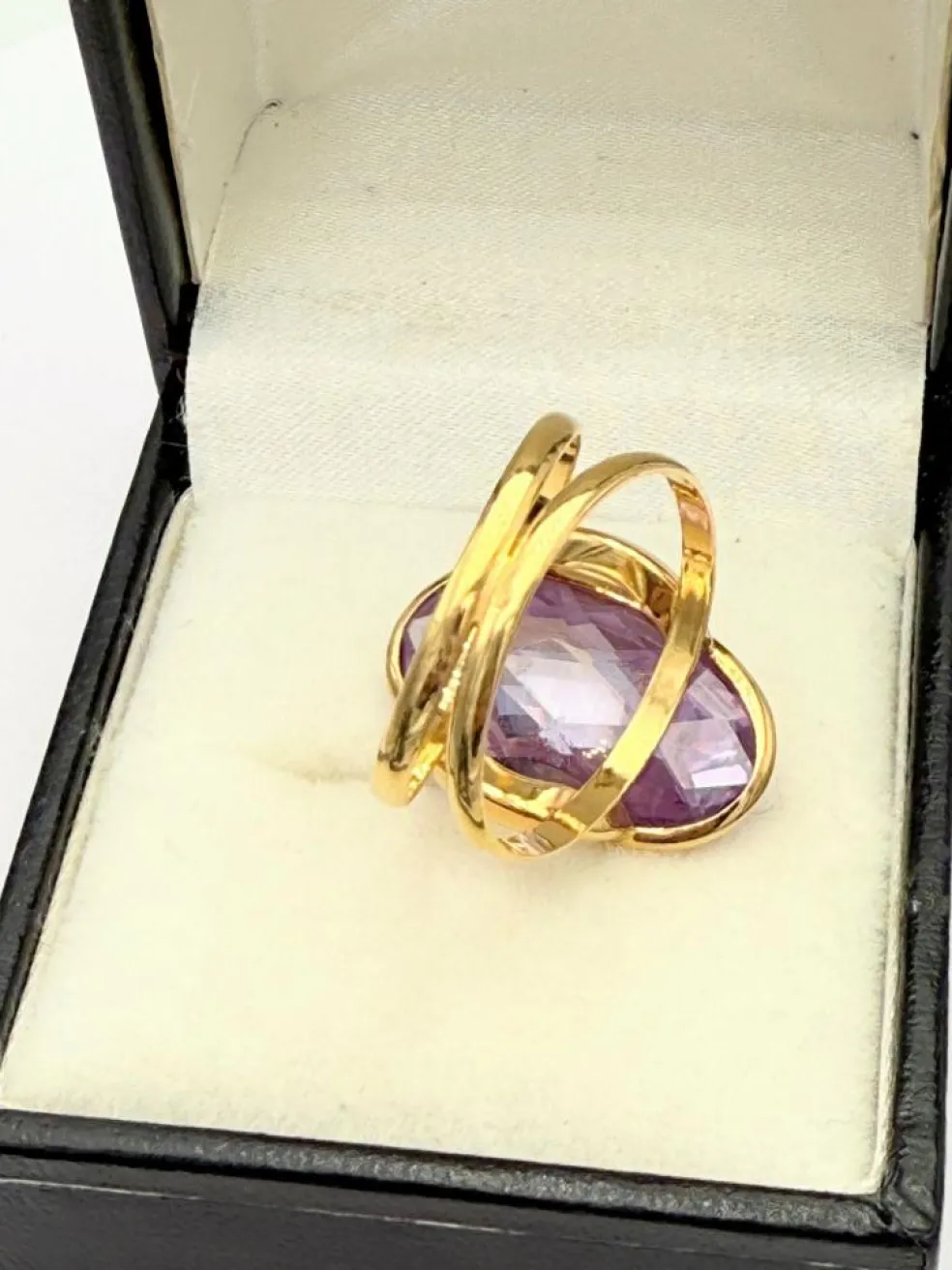 Bague vintage en or jaune 18 sertie d'une belle améthyste ovale