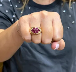 Bague vintage en or jaune , rubis et diamants