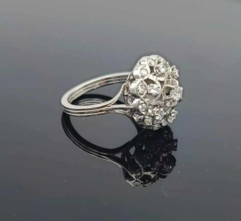 Bague vintage en platine ornée de diamants