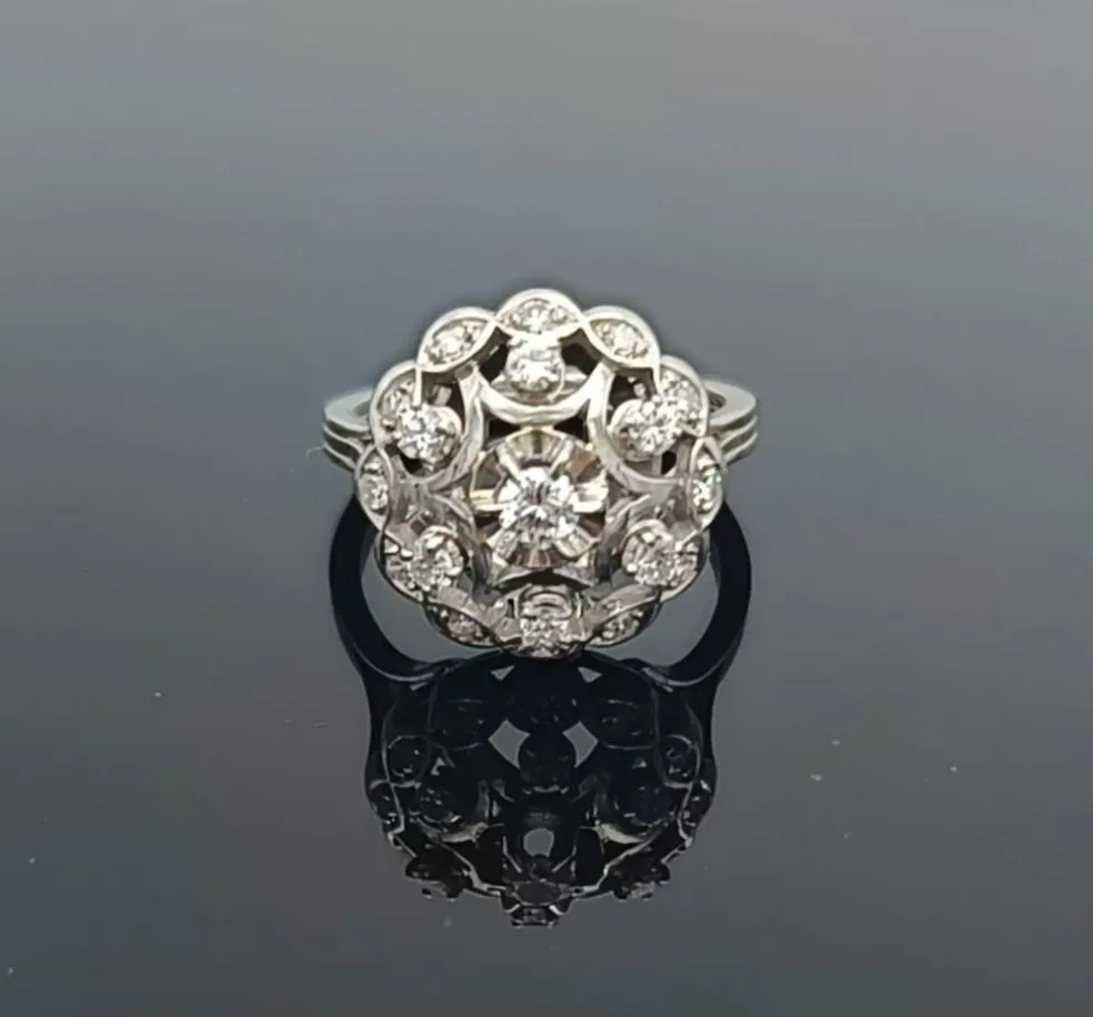 Bague vintage en platine ornée de diamants
