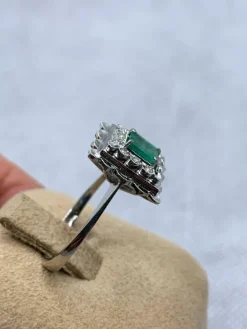 Bague vintage Or blanc Emeraude Diamants