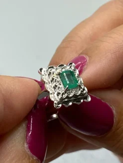 Bague vintage Or blanc Emeraude Diamants