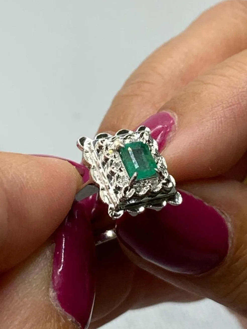 Bague vintage Or blanc Emeraude Diamants