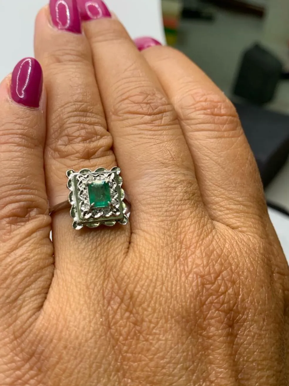 Bague vintage Or blanc Emeraude Diamants