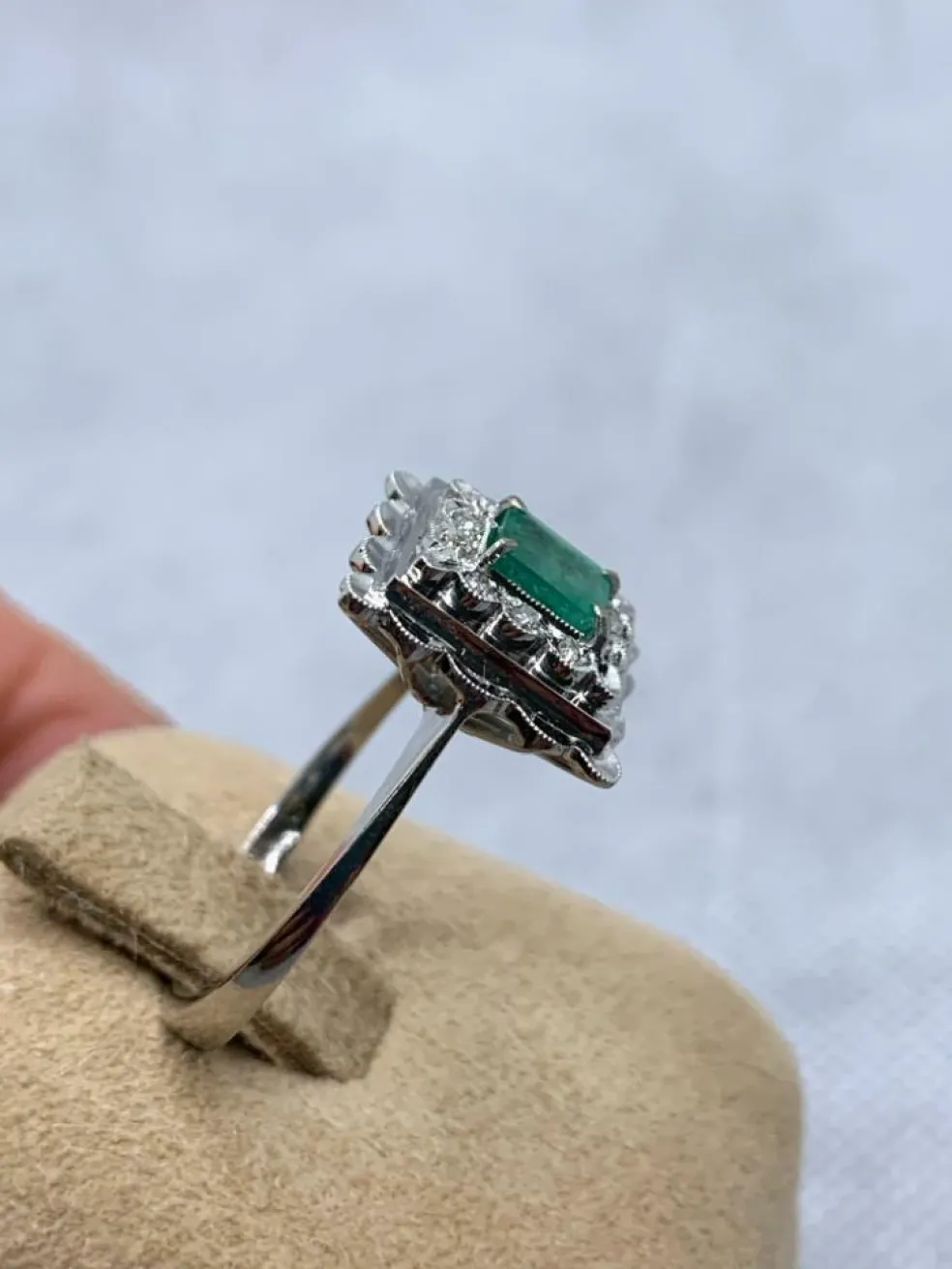 Bague vintage Or blanc Emeraude Diamants