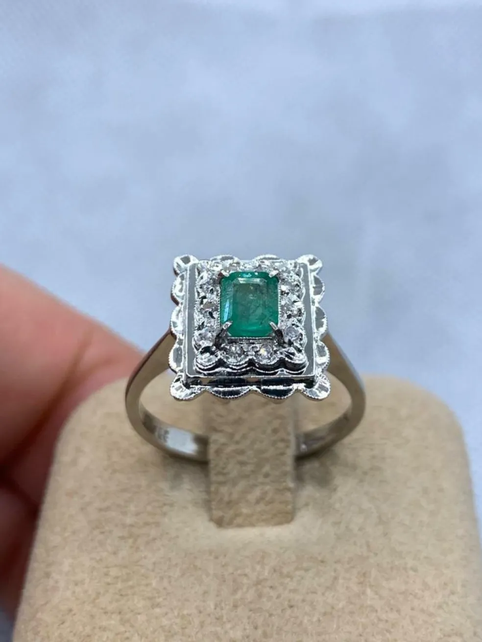 Bague vintage Or blanc Emeraude Diamants
