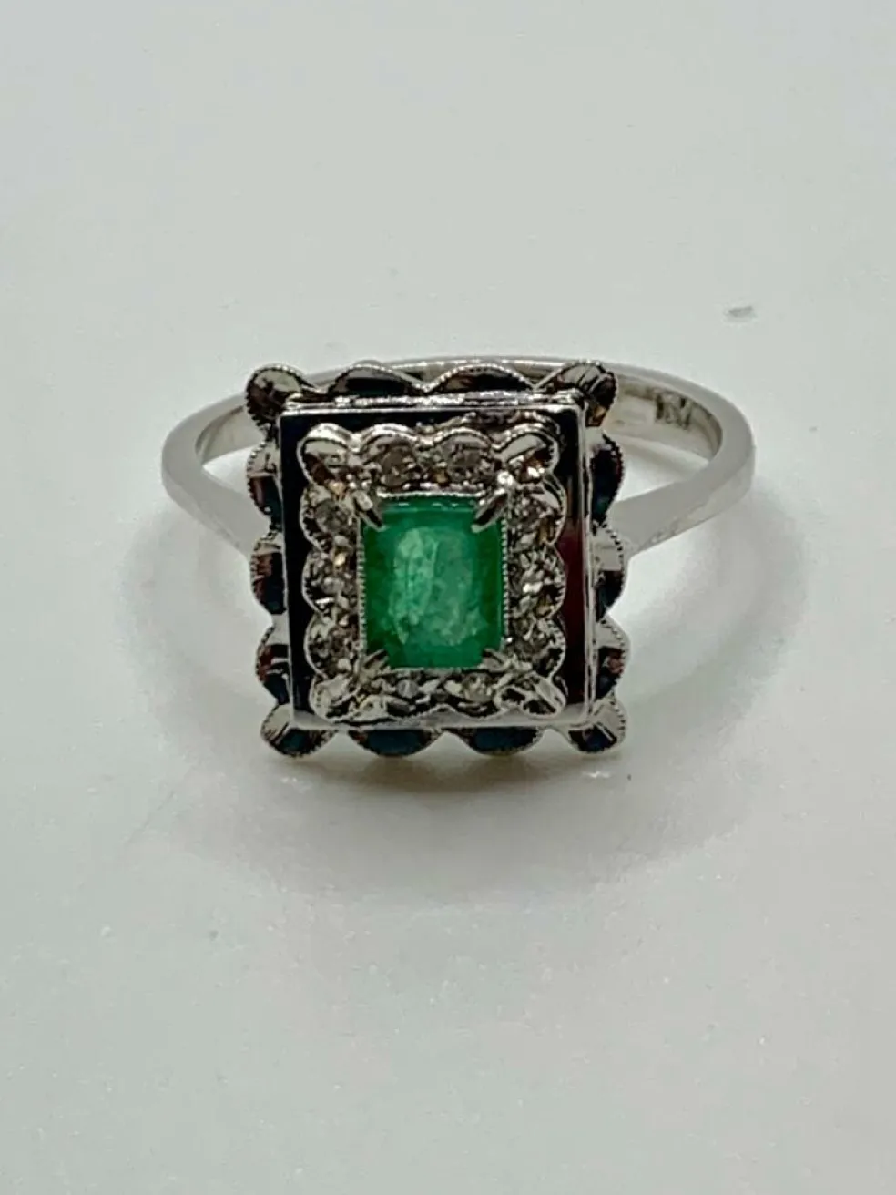 Bague vintage Or blanc Emeraude Diamants