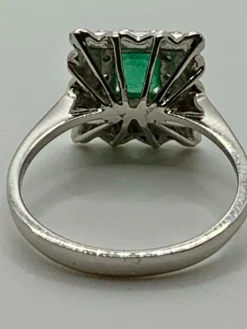 Bague vintage Or blanc Emeraude Diamants