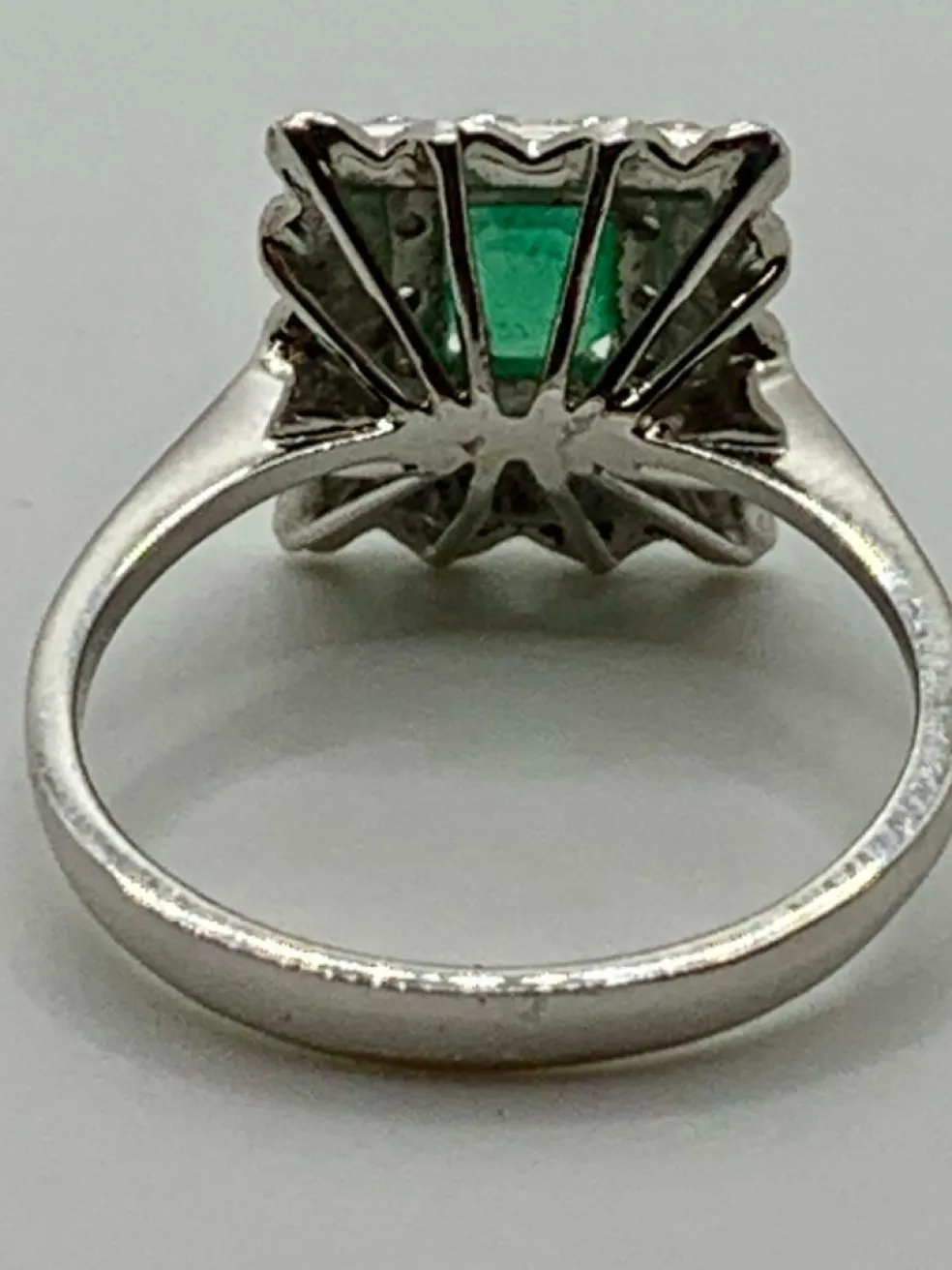 Bague vintage Or blanc Emeraude Diamants