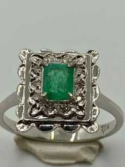 Bague vintage Or blanc Emeraude Diamants