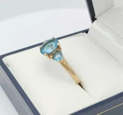 Bague vintage or et topazes bleues