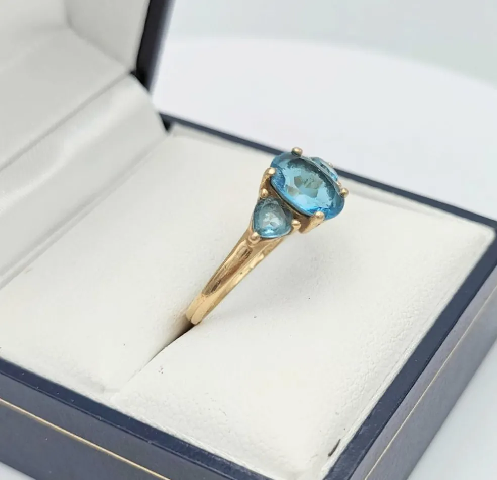 Bague vintage or et topazes bleues