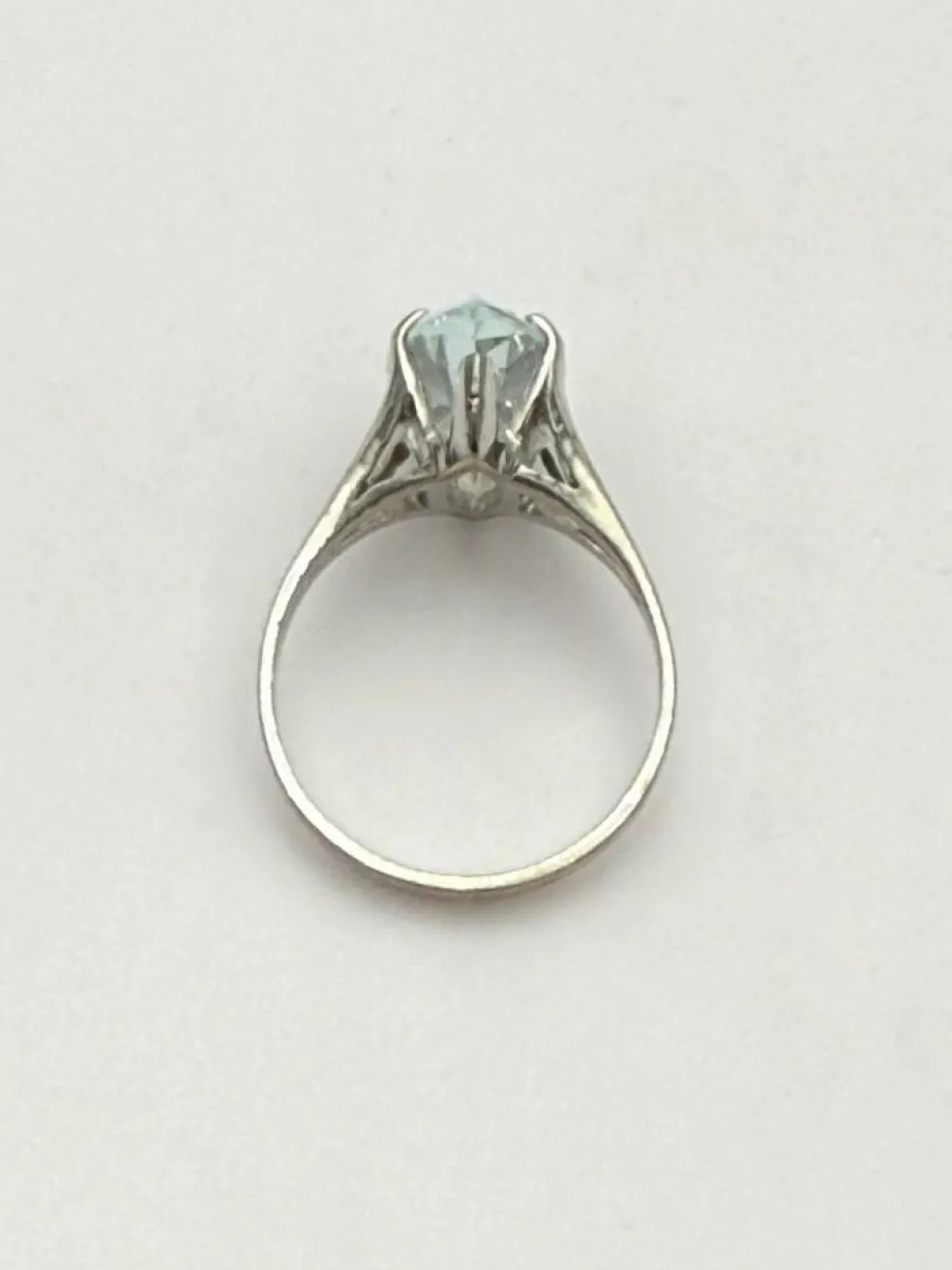 Bague vintage or gris, aigue-marine taille navette