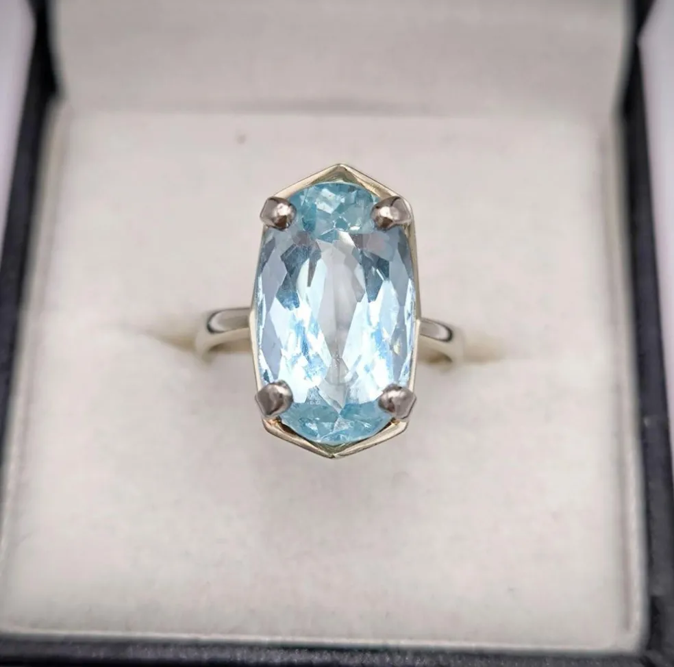 Bague vintage or gris et aigue marine ovale