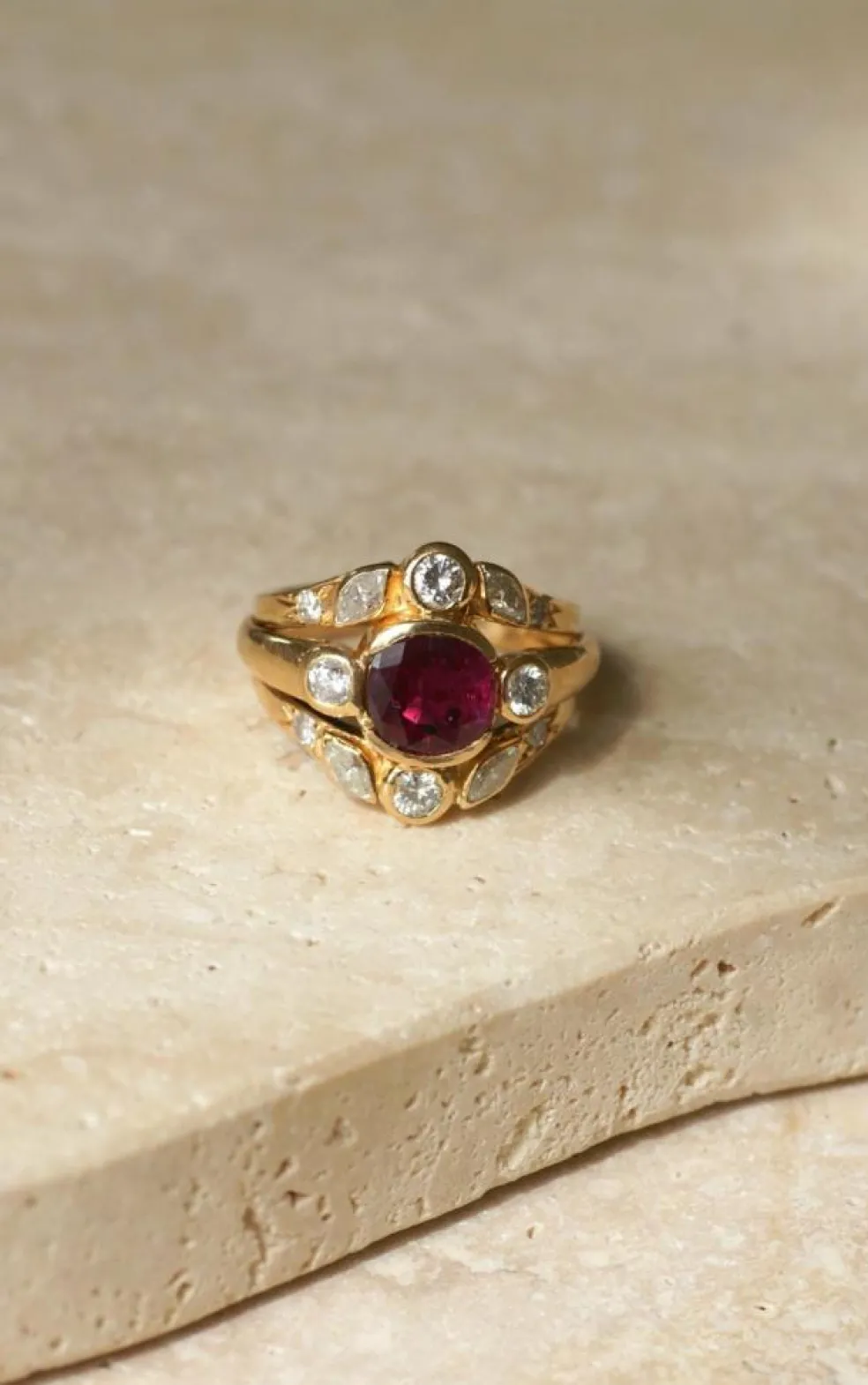 Bague vintage or jaune, rubis 1,94 ct, diamants