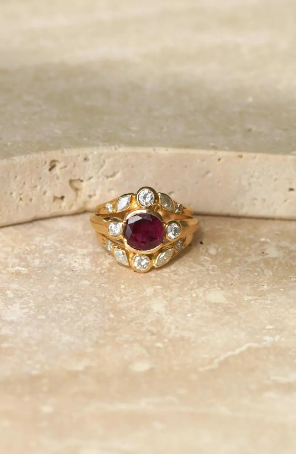 Bague vintage or jaune, rubis 1,94 ct, diamants