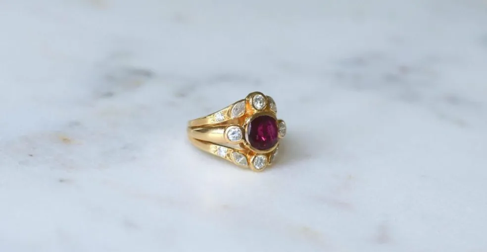 Bague vintage or jaune, rubis 1,94 ct, diamants