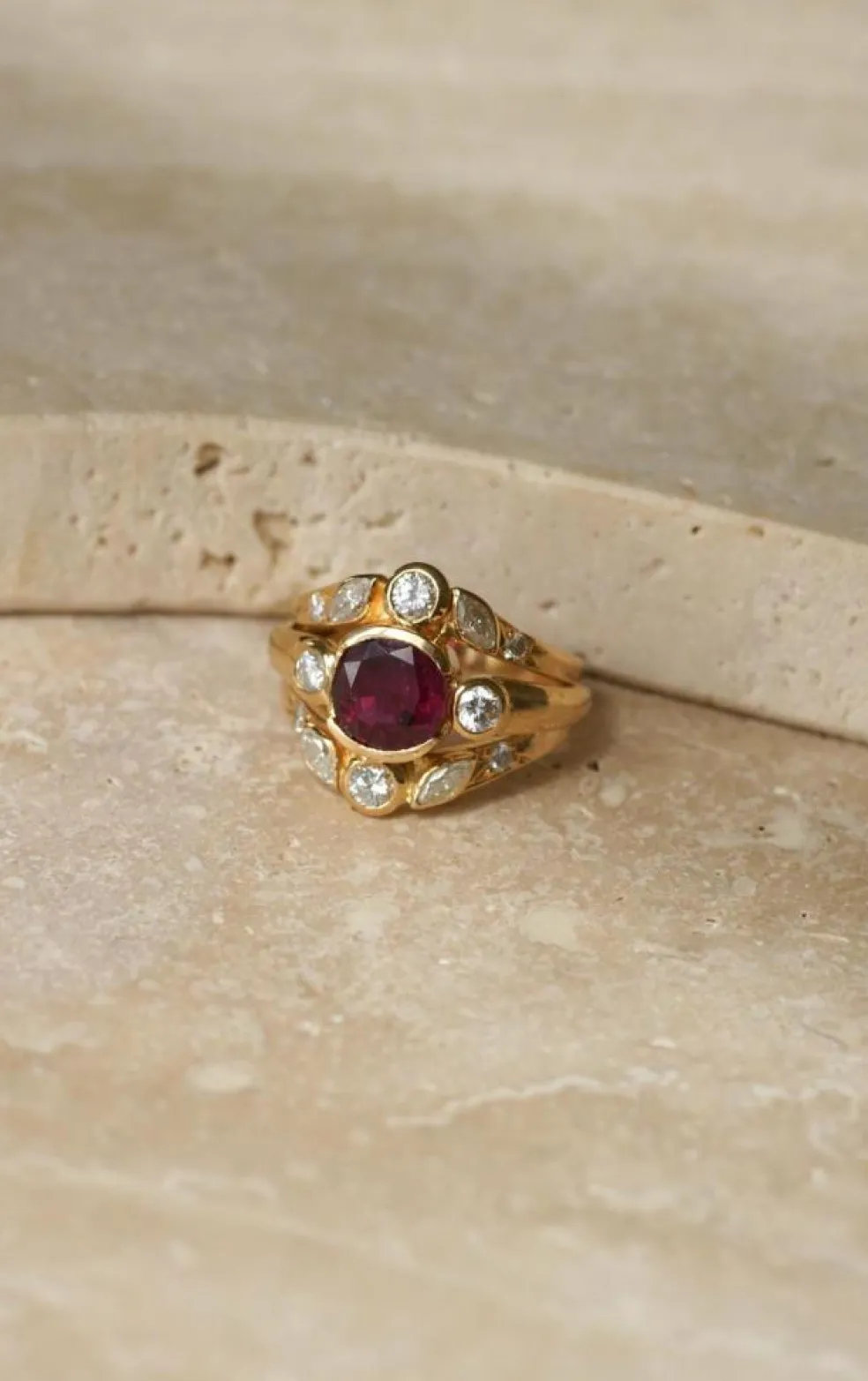 Bague vintage or jaune, rubis 1,94 ct, diamants