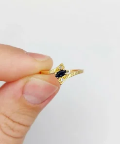 Bague vintage or jaune, saphir navette et diamants