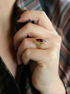 Bague vintage or jaune torsadé rubis