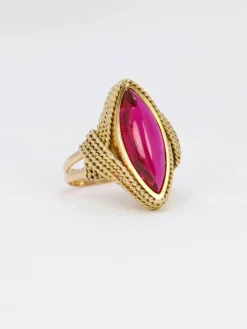 Bague vintage or jaune torsadé rubis
