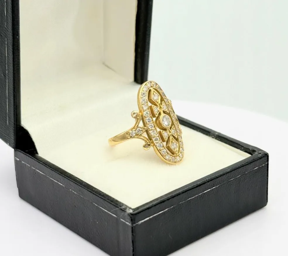 Bague vintage ovale en or jaune 18K sertie de 43 diamants