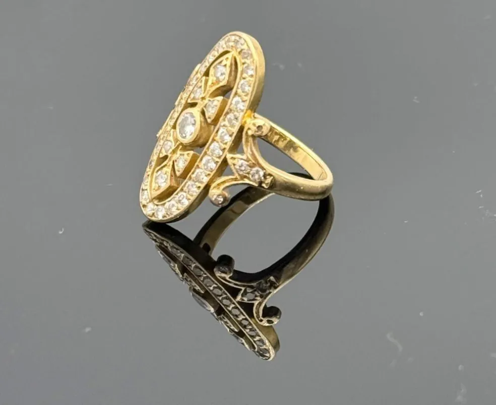 Bague vintage ovale en or jaune 18K sertie de 43 diamants