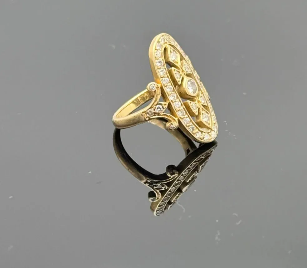 Bague vintage ovale en or jaune 18K sertie de 43 diamants