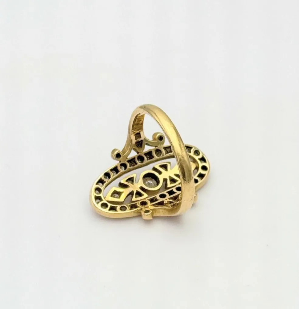Bague vintage ovale en or jaune 18K sertie de 43 diamants