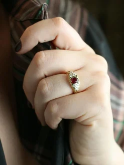 Bague vintage rubis coussin diamants or jaune