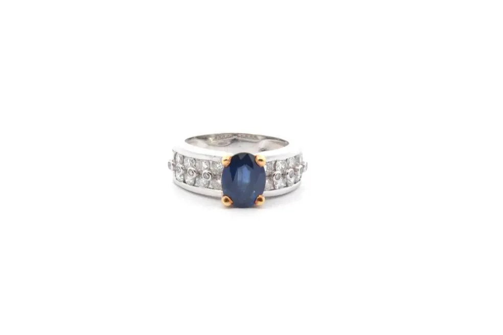 Bague vintage saphir et diamants en or blanc