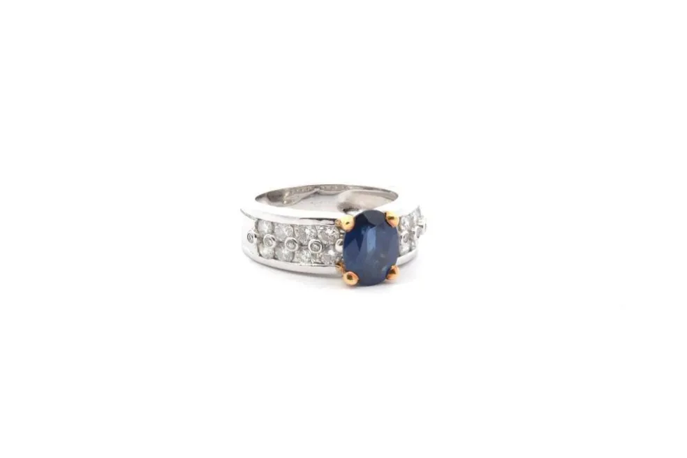 Bague vintage saphir et diamants en or blanc